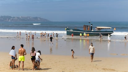 Bañistas en la playa de Playa América en Nigrán (Pontevedra).