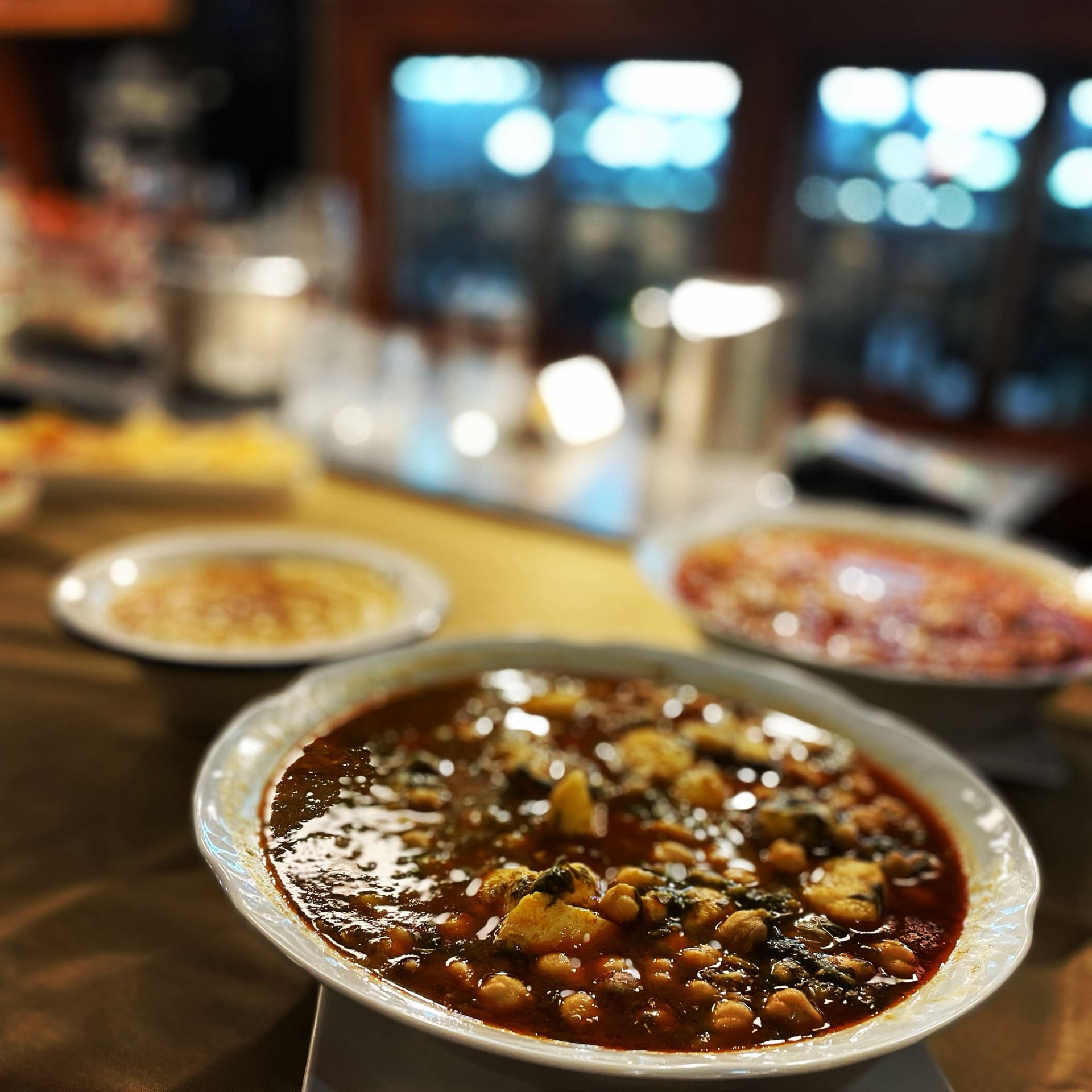 Garbanzos con bacalao y espinacas, callos a la asturiana y arroz con leche. Imagen proporcionada por la Cofradía de El Desarme.
