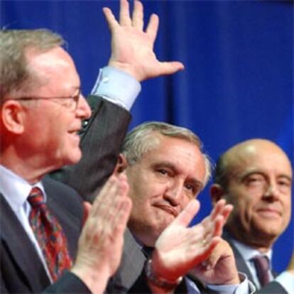 Jean-Pierre Raffarin (centro), junto a Wilfried Martens y Alain Juppé, en un mitin en París.