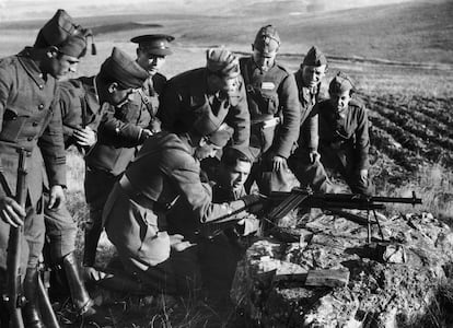 Nuevos reclutas del ejército rebelde de Franco reciben entrenamiento en el manejo de ametralladoras durante la Guerra Civil Española, el 16 de diciembre de 1936.