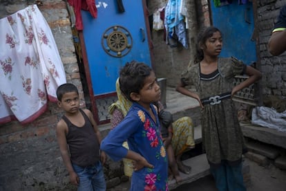Niños de la casta conocida como 'intocable' en Durga Kund, el barrio de chabolas donde viven los limpiadores de letrinas en Varanasi.