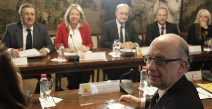 El ministro de Hacienda y Administraciones P&uacute;blicas, Crist&oacute;bal Montoro, con los alcaldes del PP de capitales andaluzas.