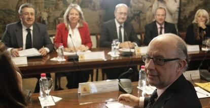 El ministro de Hacienda y Administraciones Públicas, Cristóbal Montoro, con los alcaldes del PP de capitales andaluzas.