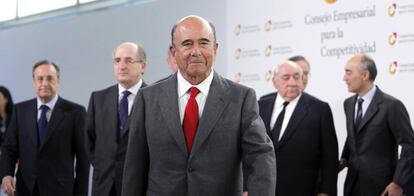 Representantes das 17 maiores companhias da Espanha apresentam em Madri o Conselho Empresarial para a Competitividade, que procura impulsionar a marca e o crescimento da economia espanhola. De esquerda: Florentino Pérez (ACS), Antonio Brufau (Repsol), Emilio Botín (Grupo Santander), Isidoro Álvarez (El Corte Inglés) e Rafael del Pino (Ferrovial).