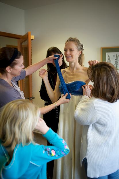 Suzy Amis Cameron, fundadora del proyecto, en una de las pruebas del vestido que diseñó Jillian Granz, primera diseñadora en ganar el certamen en 2010.