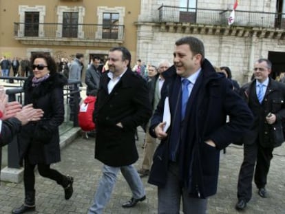 El alcalde saliente, Carlos L&oacute;pez Riesco  (2d) a su llegada al pleno del ayuntamiento de Ponferrada.
