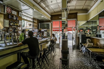 Dos cuñados regentaban uno de los bares con más solera de Madrid, El Palentino (Calle del Pez, 8), que echó el cierre el 15 de febrero de 2018, e inspiró antes de ello al cineasta Álex de la Iglesia para su película 'El Bar'. Con motivo de su estreno se publicó el libro 'El Bar, historias y misterios de los bares míticos de Madrid' (Lunwerg), que reúne una selección de veteranos locales que siguen dejando huella en la vida de los madrileños, como hacía El Palentino, que vivió la explosión y declive de la movida madrileña y disfrutó de un momento de fama en sus últimos años de trayectoria. Los espejos de las paredes y su popular fachada de mármol roto y ventanas de aluminio son solo detalles de lo mucho que escondía este bar abierto en 1942.