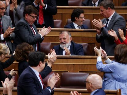 El diputado socialista Herminio Rufino Sancho Íñiguez es aplaudido por sus compañeros, tras ser agredido este jueves en las inmediaciones del Congreso.