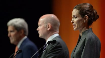 Angelina Jolie, em primeiro plano, ao lado de William Hague e John Kerry (esq.), no último dia da cúpula global sobre violência sexual em conflitos.