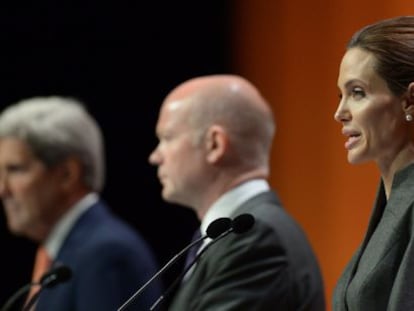 Angelina Jolie, em primeiro plano, ao lado de William Hague e John Kerry (esq.), no último dia da cúpula global sobre violência sexual em conflitos.