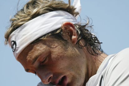 Juan Carlos Ferrero se seca el sudor durante su partido frente a Safin.
