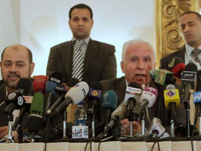 Azzam al-Ahmad, cabeza de la delegación de Al Fatah, habla durante la rueda de prensa,  entre los representantes de Hamas Mousa Abu Marzook y  Mahmoud Al-Zahar (derecha) t ras el acuerdo sellado en El Cairo.