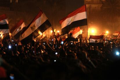 Miles de egipcios celebran la caída de Hosni Mubarak con banderas en el que ha sido el epicentro de la revolución durante 18 días, la plaza de la Liberación de El Cairo.
