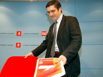 Patxi López, durante la rueda de prensa, ayer, en la sede del PSOE en Bilbao.
/ TXETXU BERRUEZO