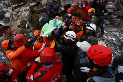 Rescatistas trasladan a un superviviente de 56 años en Kahramanmaras (Turquía), el viernes.
