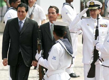 El presidente de Panamá, Omar Torrijos, a la izquierda, junto al ministro colombiano de Relaciones Exteriores, Fernando Araujo, a su llegada al centro de convenciones. Al acto inaugural han asistido otras personalidades como los ex presidentes de Colombia César Gaviria y Ernesto Samper, y el ex mandatario uruguayo Julio María Sanguinetti.