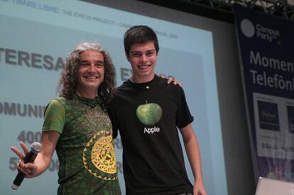 El director de la Campus Party Brasil, Marcelo Branco, junto a Pau Gacía Milá en Sao Paulo