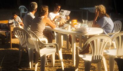 Desayunando al sol planeando el día.