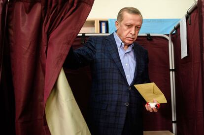 Las elecciones legislativas que se celebran en Turquía han comenzado con la apertura de los centros de votación a las 8.00 con la incertidumbre de si el Partido Justicia y Desarrollo (AKP) del presidente Recep Tayyip Erdogan conseguirá la mayoría absoluta o repetirá los malos resultados del 7 de junio. En la imagen, el presidente turco, Tayyip Erdogan, vota en Estambul.