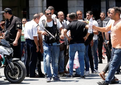 Todavía no ha trascendido quién está detrás de los ataques. Túnez ha estado luchando estos años contra grupos armados que operan en áreas remotas cerca de la frontera con Argelia desde que un levantamiento popular terminó en 2011 con la dictadura de Ben Alí. En la imagen, agentes de policía en el centro de Túnez.