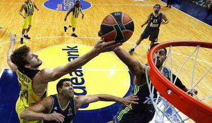 Ay&oacute;n (d) y Reyes (c) luchan con Vesely (i) el rebote.