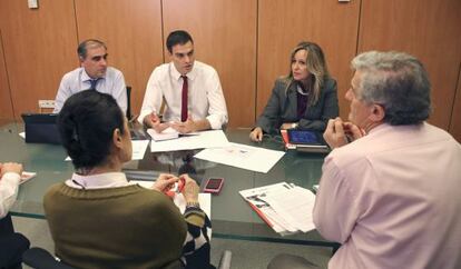 Pedro S&aacute;nchez, en el centro, durante la reuni&oacute;n de hoy.