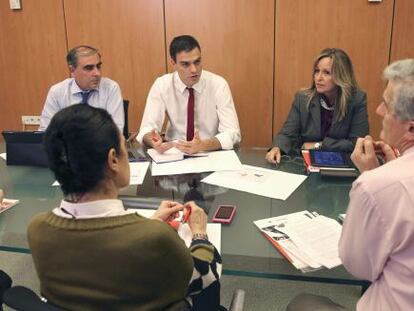 Pedro Sánchez, en el centro, durante la reunión de hoy.