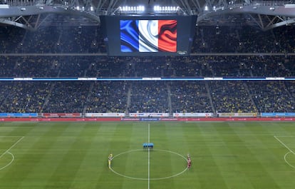Minuto de silencio por las víctimas de París antes del partido de ida de la repesca para la Eurocopa entre Suecia y Dinamarca 