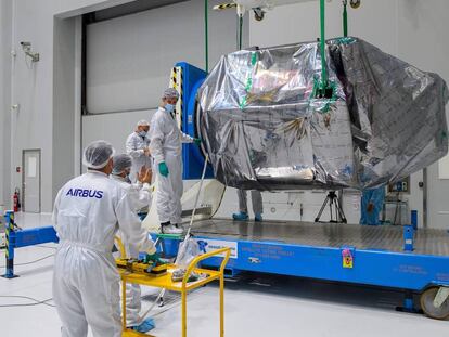 Trabajadores de Airbus desempaquetan el satélite Seosat-Ingenio en Kuru (Guyana Francesa), el 28 de septiembre.