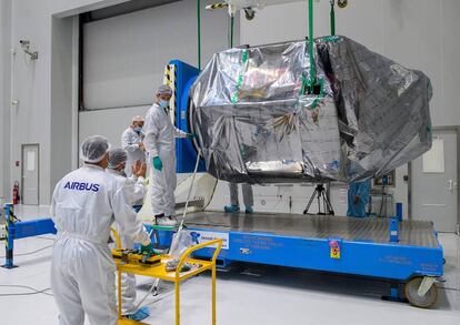 Trabajadores de Airbus desempaquetan el satélite Seosat-Ingenio en Kuru (Guyana Francesa), el 28 de septiembre.