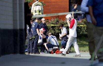 Un hombre recibe atención médica en el lugar donde se produjo el tiroteo en Virginia.