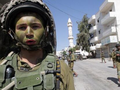 Soldados israelenses fazem buscas na cidade de Tapuah, perto de Hebron.