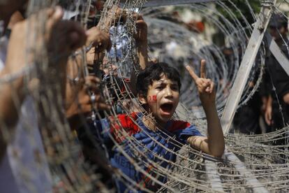 Un niño, en la barricada levanta frente al Tribunal Constitucional.