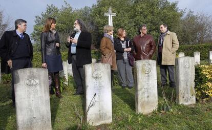 Mariano Blázquez, secretario general de FEREDE, Mendia, el pastor anglicano Alberto Sánchez, Ibáñez de Maeztu, Arroyo y otros dos representantes de la comunidad protestante, ayer en el Cementerio de los Ingleses.