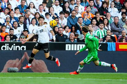 Diego López controla el balón durante el partido entre el Valencia y el Betis.