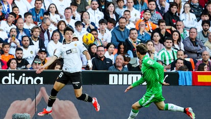 Diego López controla el balón durante el partido entre el Valencia y el Betis.