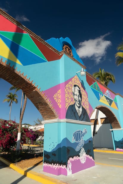 Mural de Nelson Mandela que da la bienvenida a Islas Marías.