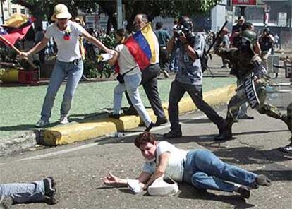 Miembros de la Guardia Nacional cargan contra los manifestantes, ayer en Caracas.