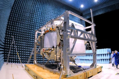 El detector de rayos cósmicos AMS durante una de las pruebas a las que ha sido sometido antes del lanzamiento al espacio.