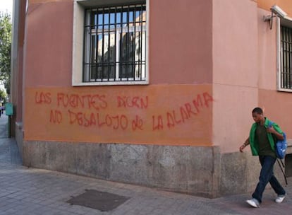 Un miembro de Rompamos el Silencio explica que hacia las 10 de la mañana personal del Ayuntamiento de Madrid cortó el agua de Cibeles, que posteriormente fue vaciada para proceder a su limpieza, y colocó vallas alrededor de la fuente "para evitar que la espuma se desbordara". En la foto, de la web de Rompamos el Silencio, más pintadas en las calles.