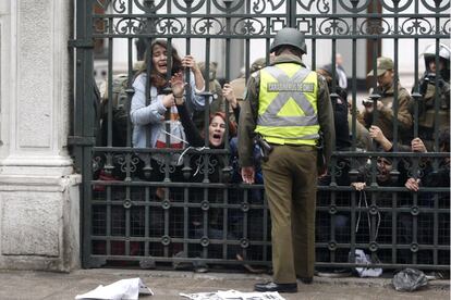 Un grupo de estudiantes gritan consignas durante una protesta exigiendo el cambio en el sistema educativo, junto a la sede del Senado en Santiago (Chile).