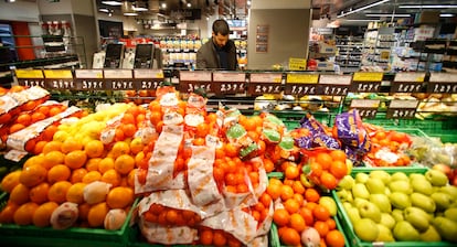 Un hombre en la frutería de un supermercado, en una imagen de archivo.