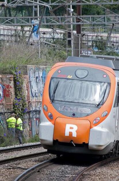 Un tren parado a su paso por L’Hospitalet de Llobregat.