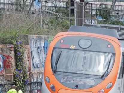 Un tren parado a su paso por L’Hospitalet de Llobregat.