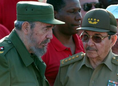 Fidel y Raúl Castro, en La Habana el 1 de mayo de 2004.