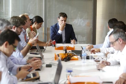 El candidato de Ciudadanos a presidir el Gobierno, Albert Rivera, y la dirección del partido siguen el recuento electoral del 26-J en la sede de la formación en la madrileña calle de Alcalá.