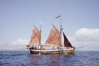 El velero con el que Brad Robertson, de la fundación Save the Med, surca la costa mallorquina estudiando su fauna.