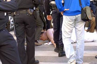 Abajo, entre las piernas de varios policías, el hombre que murió ayer en Marbella durante su arresto.