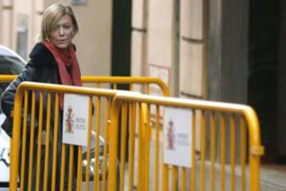 María José Aznar, esposa del ex consejero delegado del Banco de Valencia, Domingo Parra, a su llegada a la Audiencia Nacional para declarar ante el juez Santiago Pedraz, como imputada dentro de la causa en la que se investiga la concesión de créditos por parte de la entidad a la familia Calabuig para hacerse con el control de Aguas de Valencia.