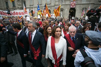 La alcaldesa de Barcelona, Ada Colau, Jaume Collboni (segundo por la izquierda), Manuel Valls (a la izquierda) y Ernest Maragall (a la derecha), salen del Ayuntamiento tras el pleno de constitución del consistorio. Colau fue reelegida con los votos del PSC y tres votos del díscolo Manuel Valls (en contra del criterio de Ciudadanos) en un pleno agrio lleno de reproches entre partidos y con los independentistas en la calle, el 15 de junio de 2019.